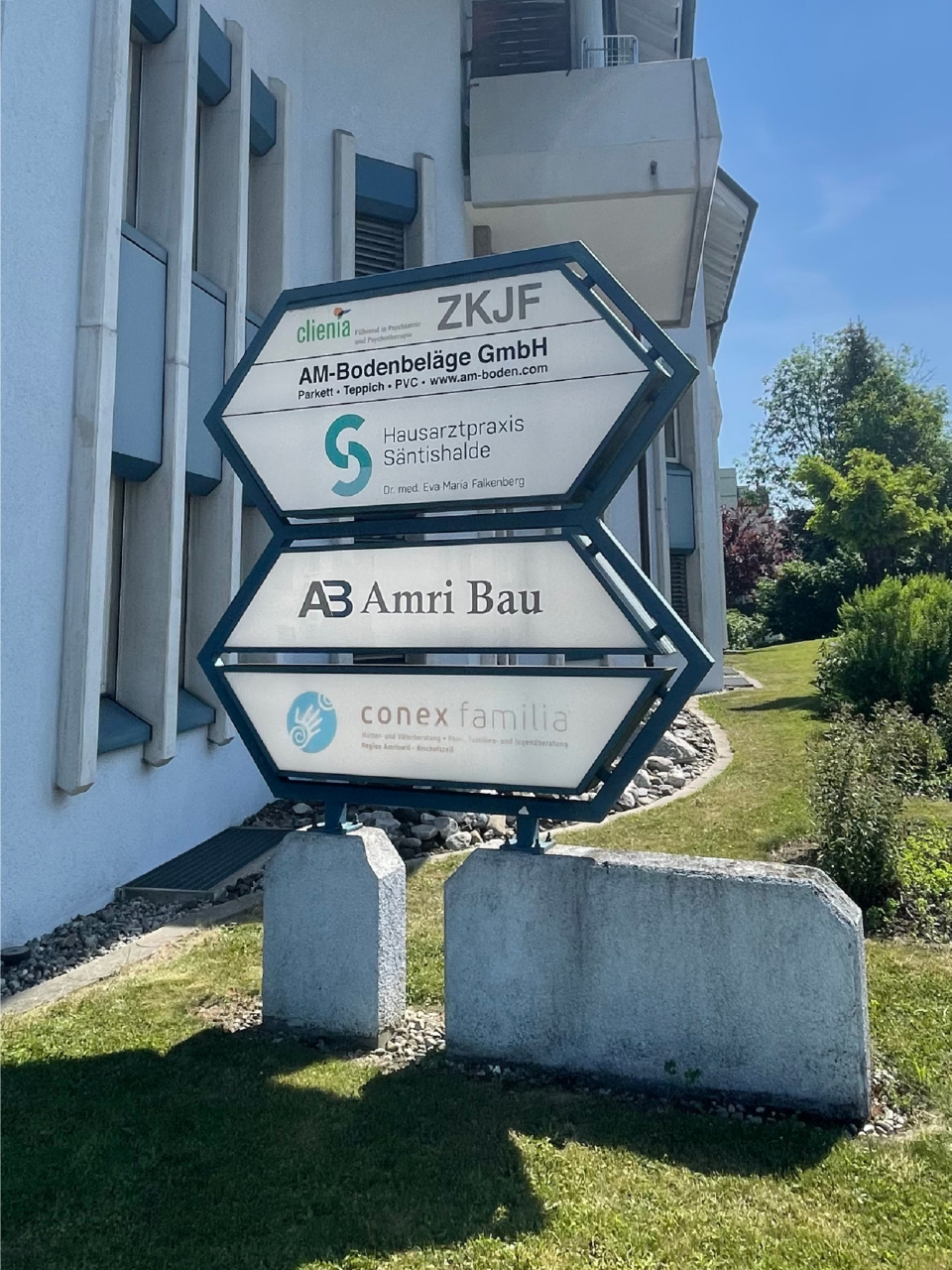 Hausarztpraxis_Säntishalde_Leitsystem_Gebaeudebeschriftung_1