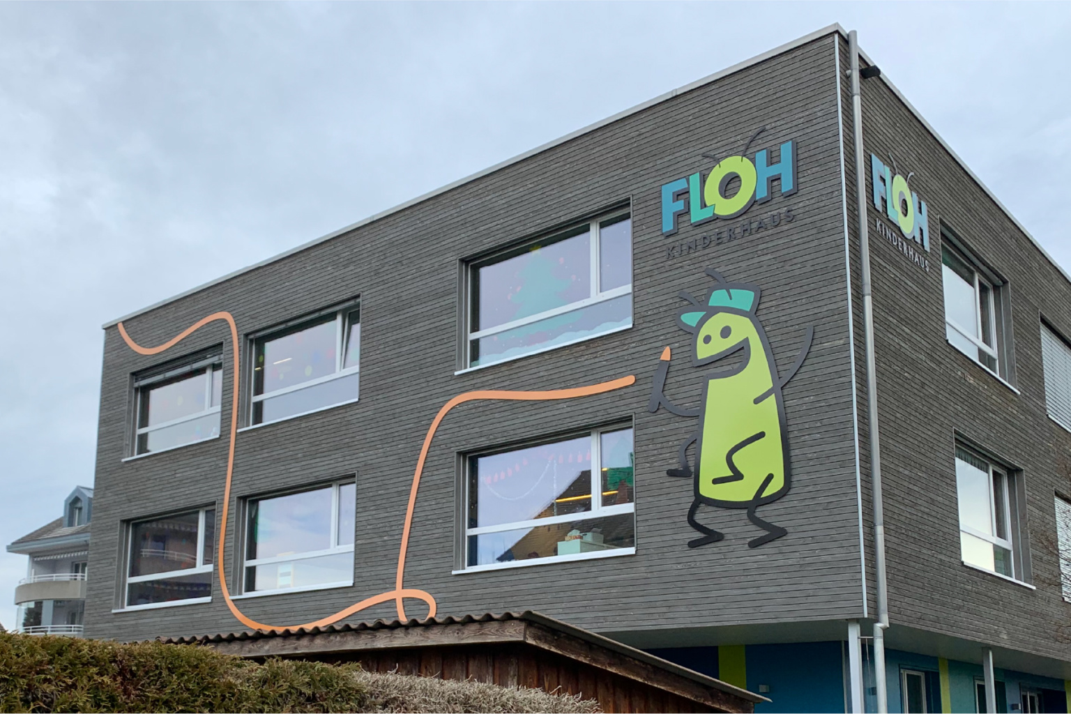Kinderhaus _Floh_Gebäudebeschriftung