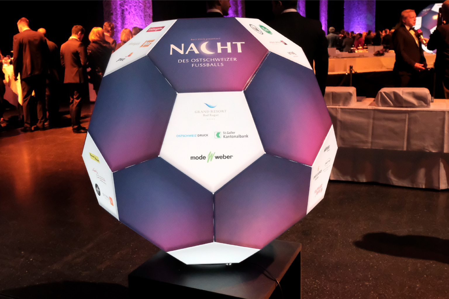 Nacht_des_Ostschweizer_Fussballs_Acrylball_belaeuchtet_Sonderanfertigung