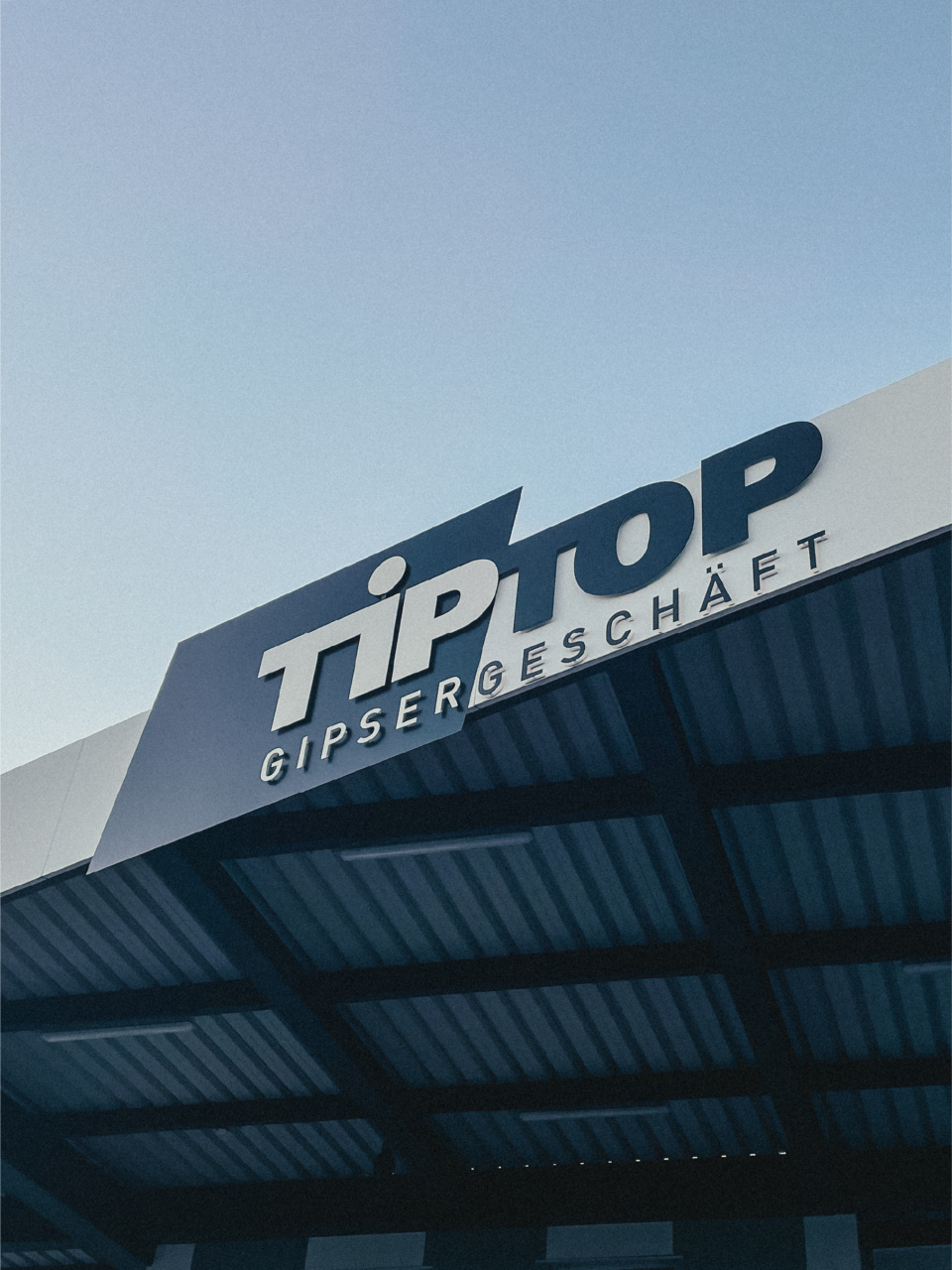 Tip_Top_Gipsergeschäft_AG_Metallbuchstaben_Gebaeudebeschriftung