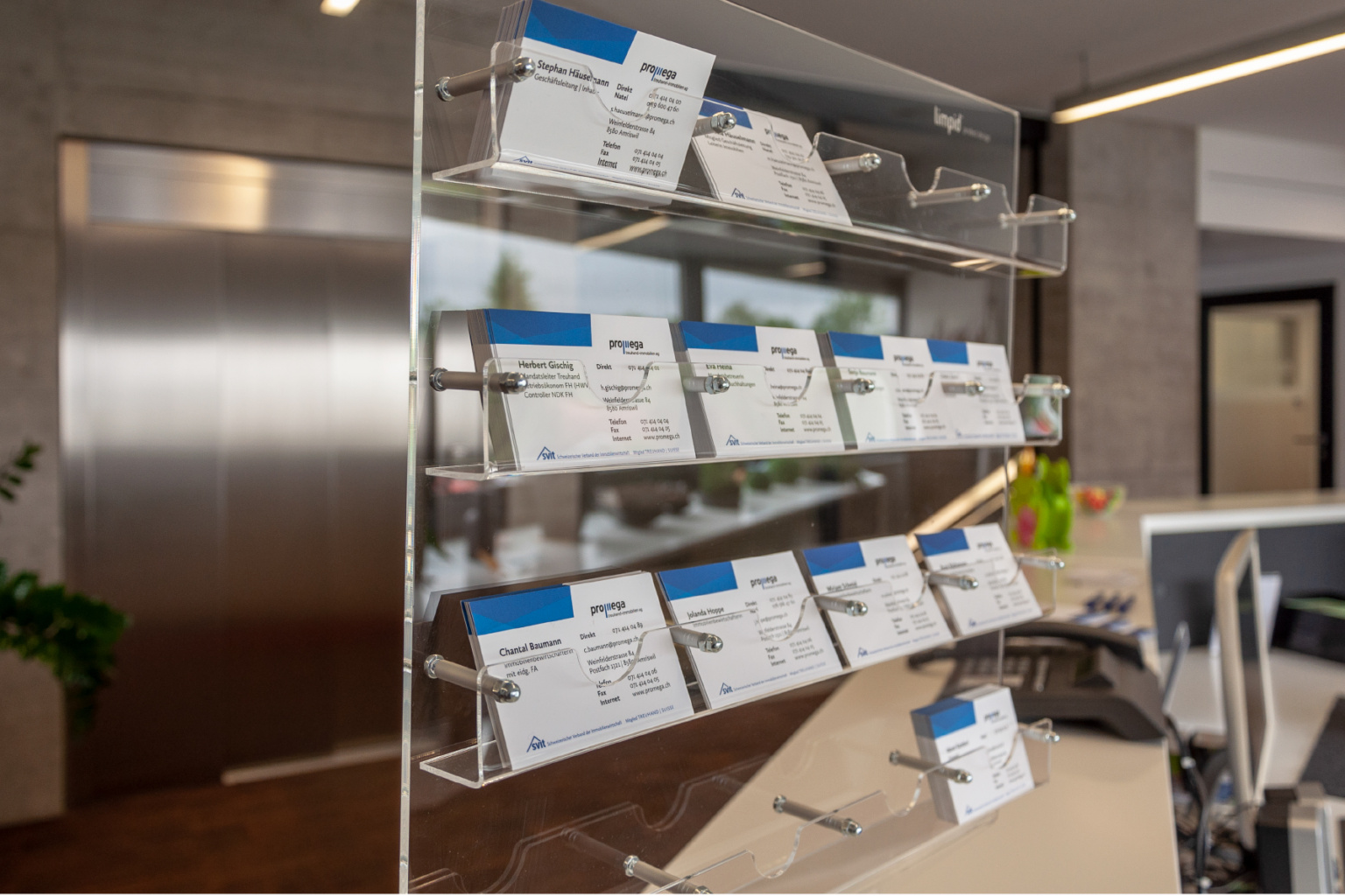 promega_Immobilien_+_treuhand_ag_Visitenkartenhalter_limpid_Sonderanfertigung