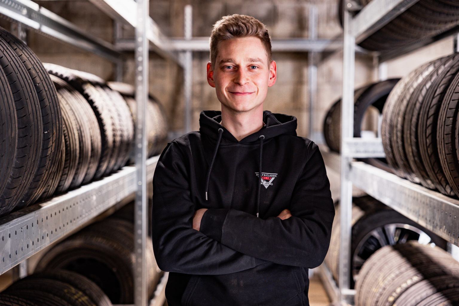 fotografie-autowerkstatt-portrait-peoplefotografie-inhaber-reifenlager