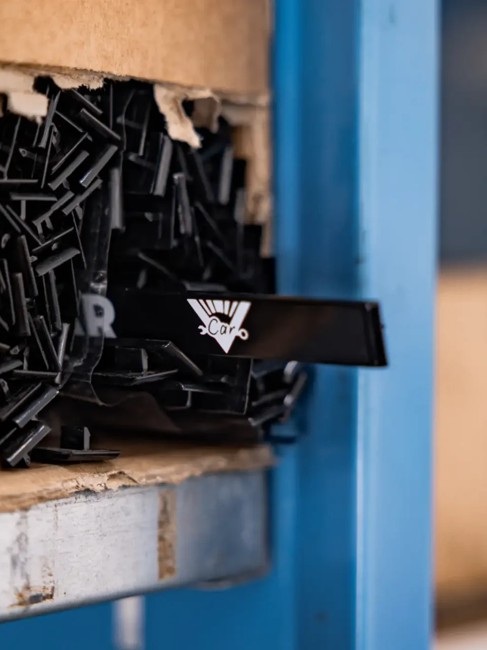 fotografie-autowerkstatt-detailaufnahme-nummernschild-halterung