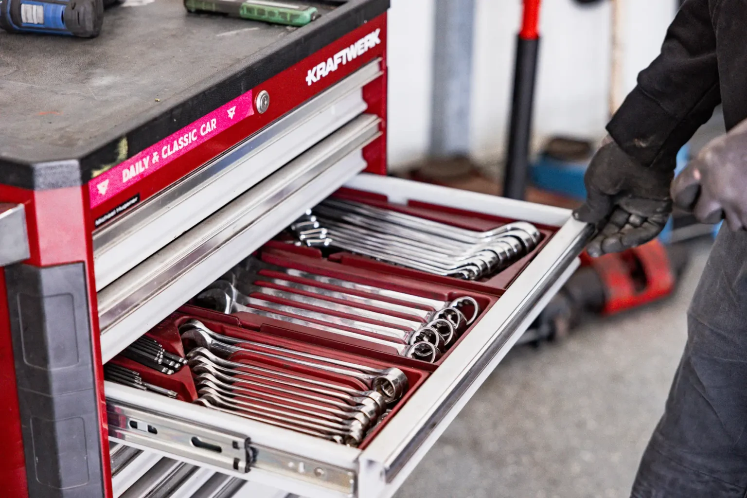 fotografie-autowerkstatt-detailaufnahme-schublade-werkzeug