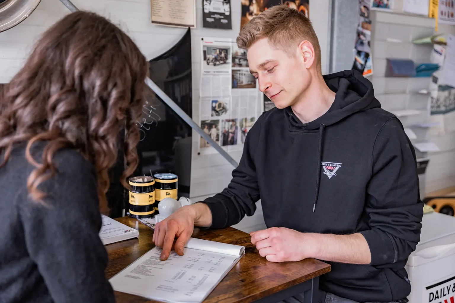 fotografie-autowerkstatt-peoplefotografie-kundengespraech-angebot