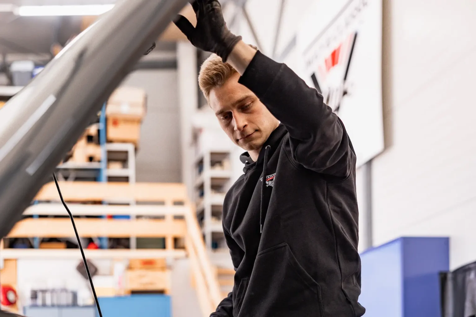 fotografie-autowerkstatt-portrait-peoplefotografie-oelstand-motorhaube